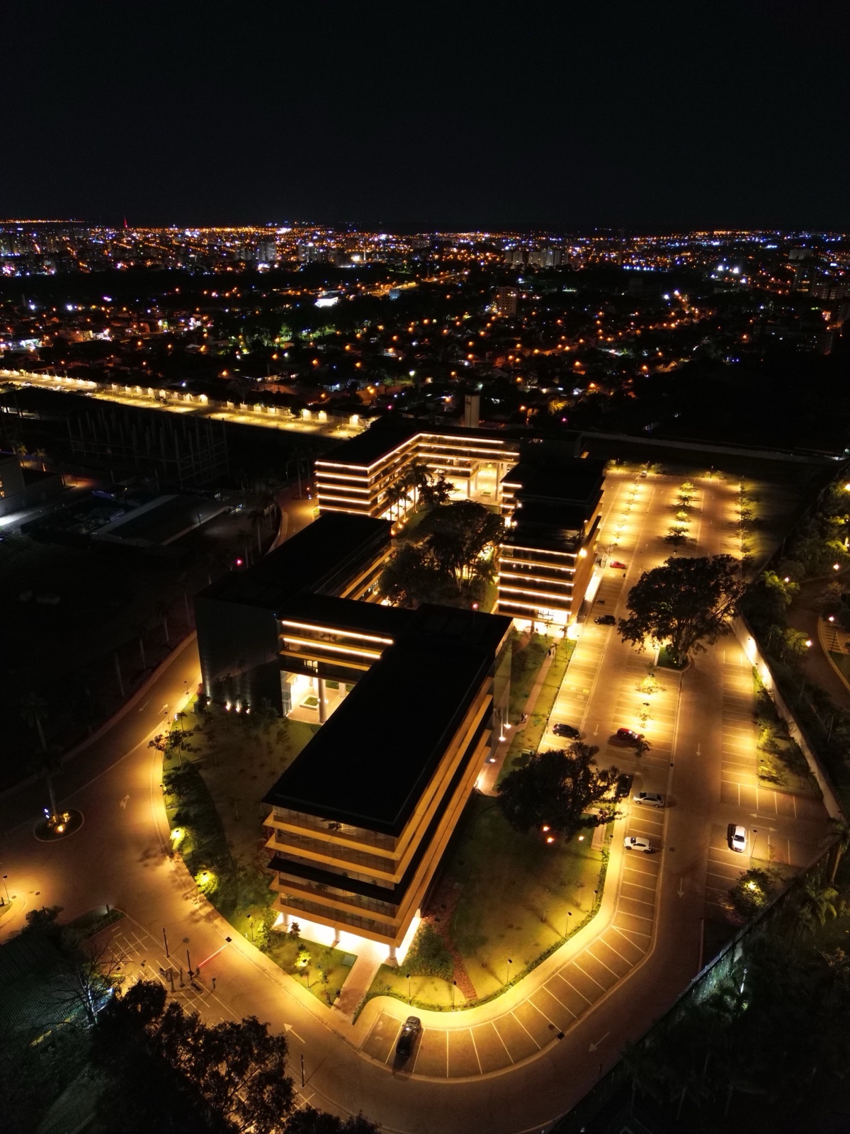 Edifício onde fica a Clínica A. Mariotto, em São José do Rio Preto, à noite
