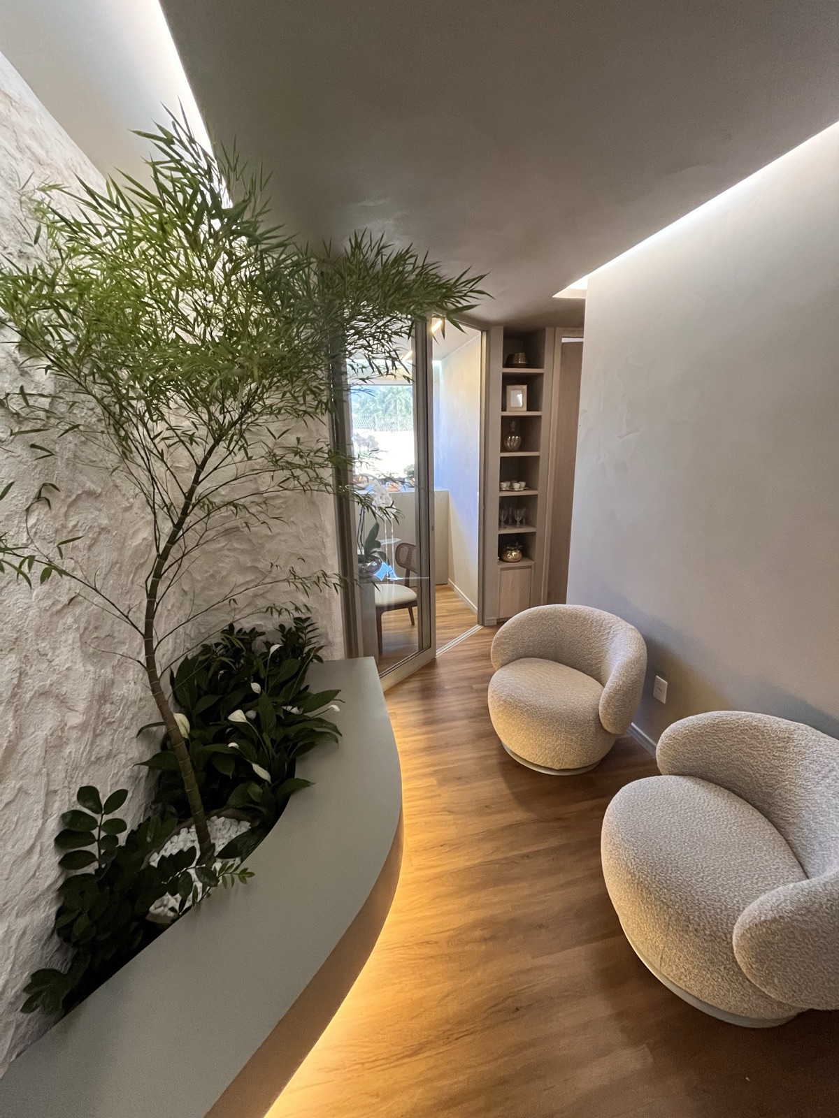 Recepção da Clínica A. Mariotto, com jardim interno e poltronas